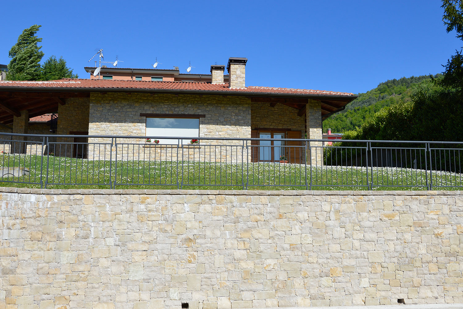 villa rivestimento ingresso muri contenimento incollato semisecco pietra credaro